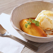 スイートポテトのバニラアイスクリーム添え