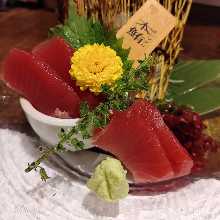 刺身3種盛り合わせ（本マグロ・函館産真昆布を使ったヒラメとタラの昆布締め）