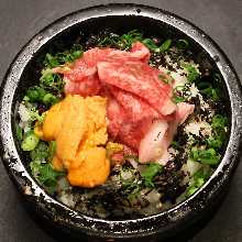 生ウニとA4和牛の石焼うにく飯