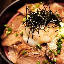 炙りチャーシュー丼、温玉のせ
