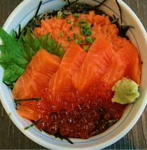 いくらと鮭の親子丼