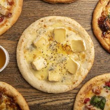 4種のチーズとハチミツのピザ