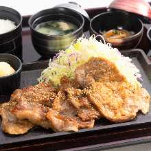 生姜焼き御膳：小鉢・香の物・味噌汁