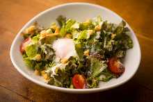 温泉卵のシーザーサラダ