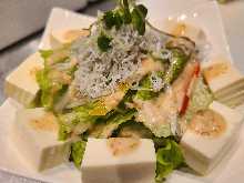 豆腐としらすの彩りゴマダレさらだ