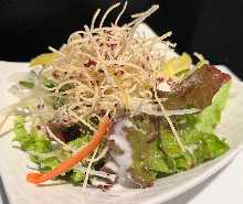 三輪そうめんと鹿ハムのシーザーサラダ