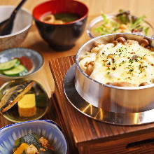 地鶏ときのこのチーズ釜めし