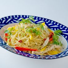 スパイシーチキンのガーリックパスタ