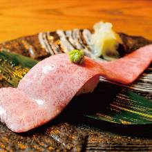 神戸牛の肉寿司(中トロ、赤身)
