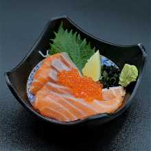サーモンのお造りイクラ添え
