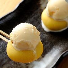 スイートポテトのバニラアイスクリーム添え