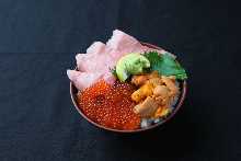 うに・トロ・イクラ　豪華三色丼