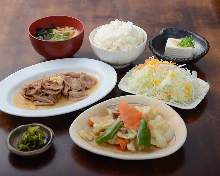 豚の生姜焼と肉と野菜炒めの定食