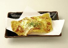 鶏せんべいのピザ