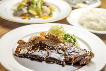 メイン料理（US産牛ロースステーキ）