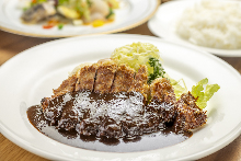 メイン料理（厳選国産牛のヒレビフカツ）