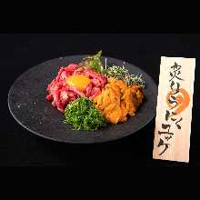 黒毛和牛の炙りうにくユッケ