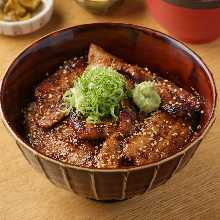 もち豚の豚味噌炙り丼　味噌汁付き