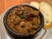 牛すじ肉の赤ワイン煮込み