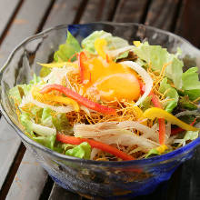 シンプルだけど人気！揚げ麺と彩野菜のサラダ