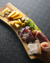 ハムと生ハムの盛り合わせ