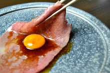 和牛炙りユッケ 高知ゆず卵と特製タレで 和牛炙りユッケ 高知ゆず卵と特製タレで