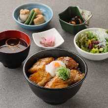 鶏鍬焼丼　温玉