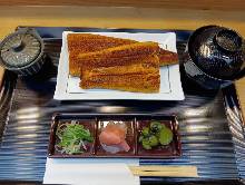 うなぎの蒲焼き【並】松　うなぎの大きさは丸々1尾です　写真は松（うなぎの大きさは丸々1尾）です