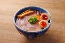 満月たまごの半熟味玉入り　淡麗醤油らぁ麺