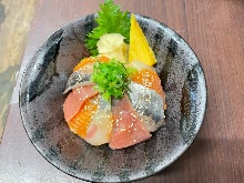 海鮮丼（料理長の気まぐれ漬け丼）