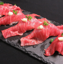  黒毛和牛の炙り肉寿司