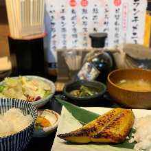 人気No1！夢の家おすすめ日替わり炭焼定食　ご飯の大盛り無料サービスあります