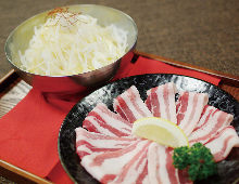 芋豚カルビのオニサラ包み