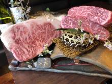 松坂牛と仙台牛の霜降りステーキ食べ比べ