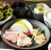 ホルモン定食（豚ロースor赤鶏・ホルモンを堪能！！）ライス大盛り可能！