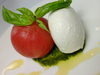 통째 토마토와 나폴리산 모짜렐라치즈의 카프레제