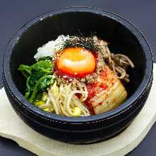 고기 구이 돌솥 비빔밥