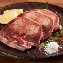 두껍게 썬 우설