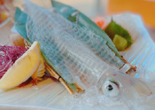 활오징어 스가타 즈쿠리(통째로 그릇에 담는 회)