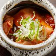 항아리에서 절인 갈비 구이