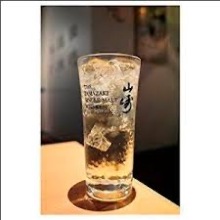 야마자키 하이볼　상쾌한 탄산과 향긋한 위스키가 어우러진 클래식한 한 잔.