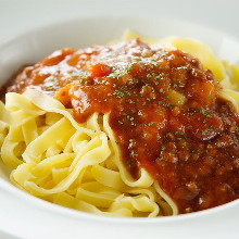 생 파스타 미트 소스(샐러드, 음료 포함)