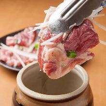 항아리에 담근 양파 양념장(된장, 소금, 간장)