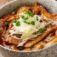 돼지고기 덮밥