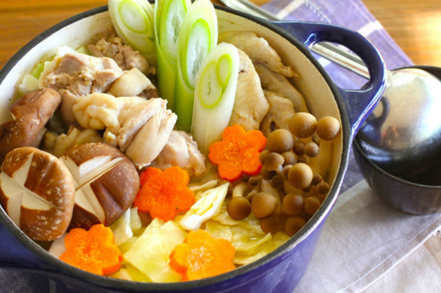 맛있는 미즈타키 닭 날개 냄비 요리의 전통적인 하카타 레시피!