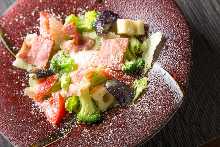 연어와 온천달걀 시저 샐러드 연어와 온천달걀 시저 샐러드