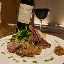 어린 양과 애호박의 허브 빵가루 구이, 킨잔지 와사비와 함께 어린 양과 애호박의 허브 빵가루 구이, 킨잔지 와사비와 함께