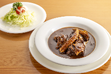 주요 요리 (엄선된 국산 소고기 비프 시チュー) 주요 요리 (엄선된 국산 소고기 비프 시チュー)