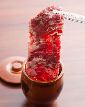 항아리에서 절인 갈비 구이