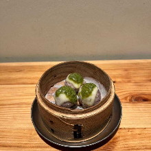 찜 돼지고기로 감싼 토마토 치즈